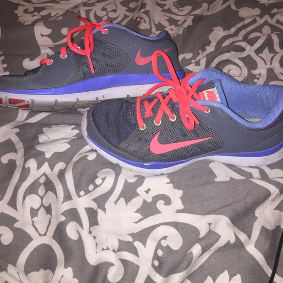 NIKE TRAINING SHOES SIZE 6 - Picture 2 of 7